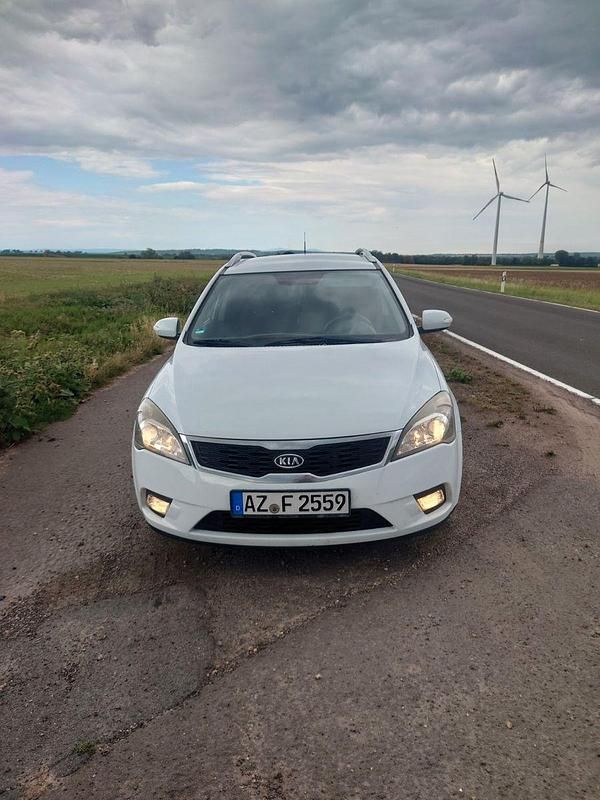 Weiß Gebraucht 2010 Kia Ceed Spirit Kombi | 3.900 € (Superpreis) - Bild 1/4