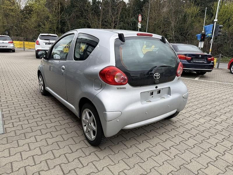 Gebraucht Toyota Aygo 68 PS (50 kW) 2006 Silber (metallic) Kleinwagen
