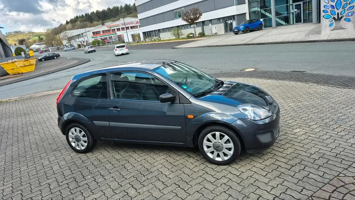 Używany Ford Fiesta 80 KM (58 kW) 2007 Szary Hatchback