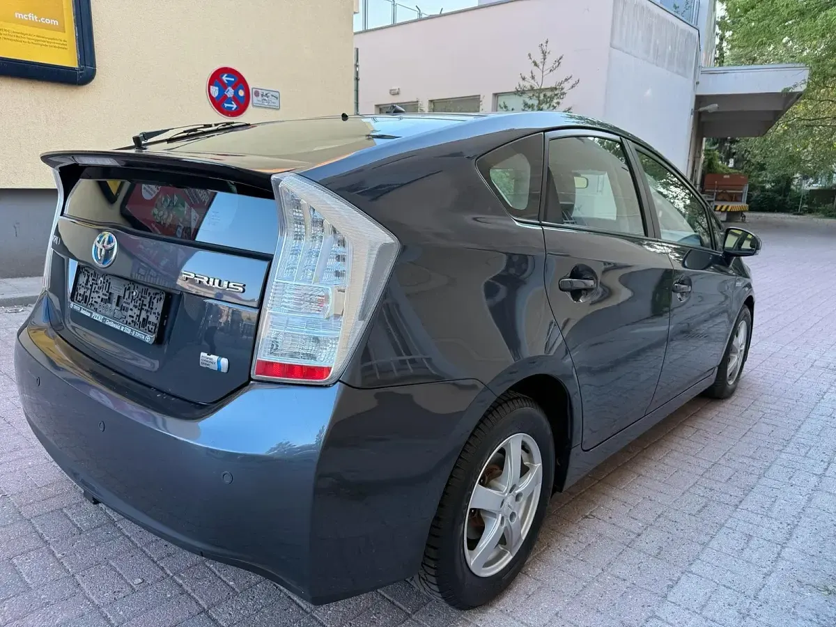 Gebraucht Toyota Prius 100 PS (73 kW) 2011 Grau Limousine