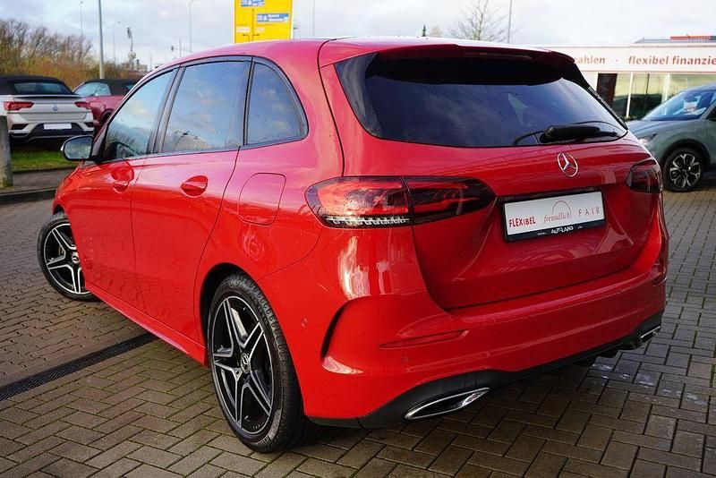 Gebraucht Mercedes B180 AMG line 136 PS (100 kW) 2019 Rot Van / Kleinbus