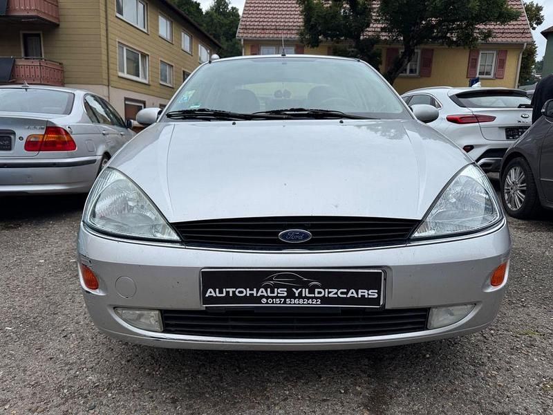 Usado Ford Focus Ghia 101 CV (74 kW) 1999 Plateado Berlina