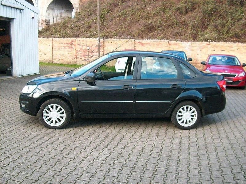 Second-hand Lada Granta 98 CP (72 kW) 2016 Negru Berlinǎ
