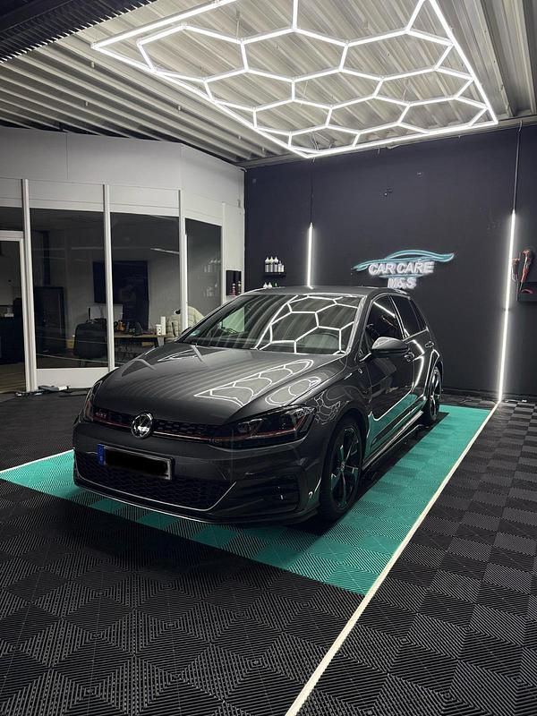 Grau Gebraucht 2019 VW Golf VII GTI Kleinwagen | 24.500 € - Bild 1/4