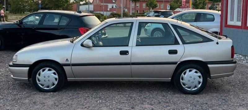 Silber Gebraucht 1994 Opel Vectra Kombi | 3.750 € - Bild 1/4