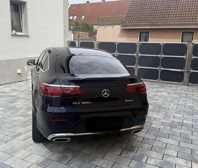 Gebraucht Mercedes GLC300e AMG 320 PS (235 kW) 2020 Blau Coupé