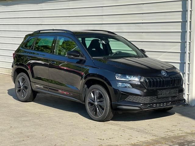 Grau Neu 2025 Skoda Karoq SportLine SUV | 36.010 € (Fairer Preis) - Bild 1/1