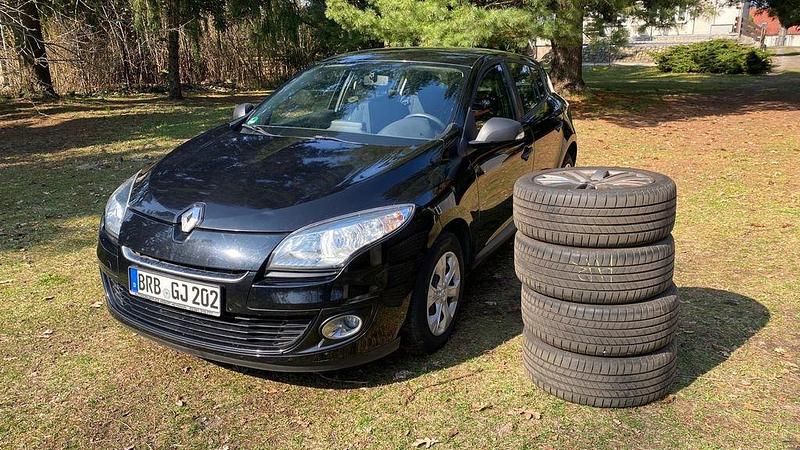 Gebraucht Renault Mégane 101 PS (74 kW) 2013 Schwarz Limousine