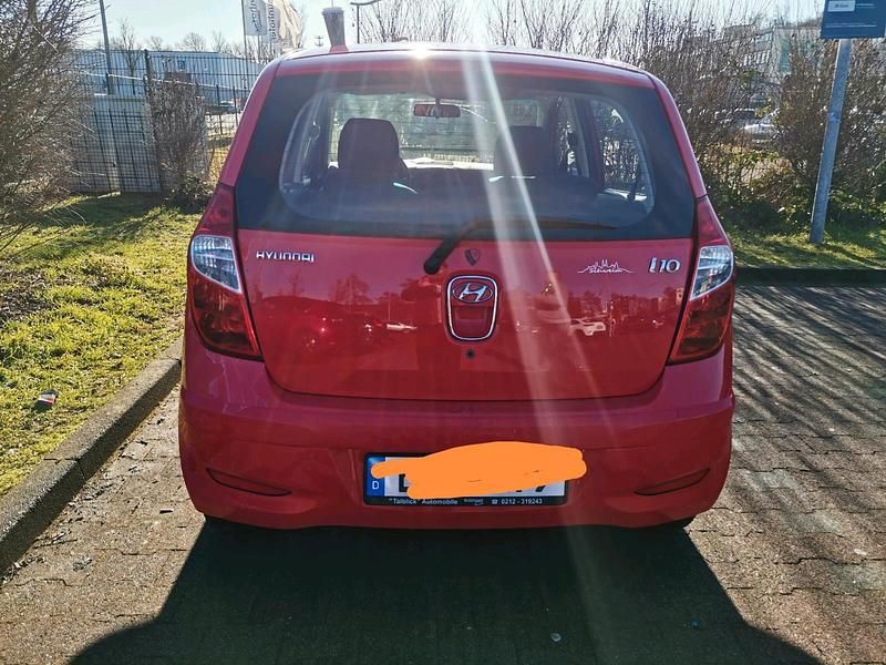 Gebraucht Hyundai i10 70 PS (51 kW) 2011 Rot Kleinwagen