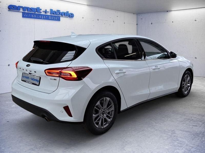 Gebraucht Ford Focus Titanium 125 PS (91 kW) 2023 Weiß Limousine