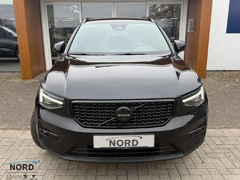 Neu Volvo XC40 Plus 163 PS (119 kW) 2025 Schwarz SUV