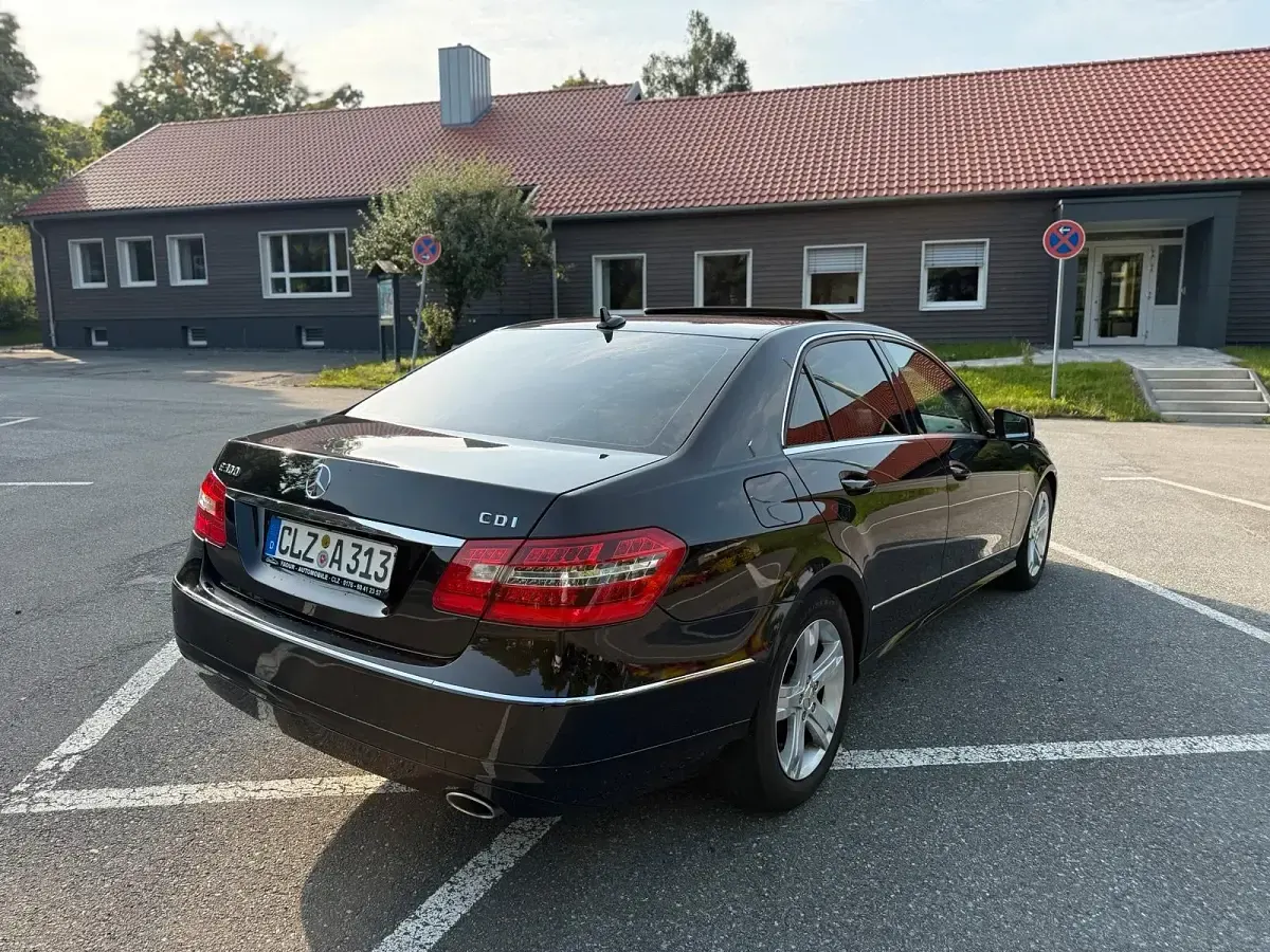 Gebraucht Mercedes E300 Avantgarde 204 PS (150 kW) 2011 Schwarz Limousine