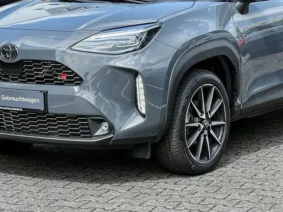 Gebraucht Toyota Yaris Premium 130 PS (95 kW) 2025 Storm grey metallic / schwarz Kleinwagen