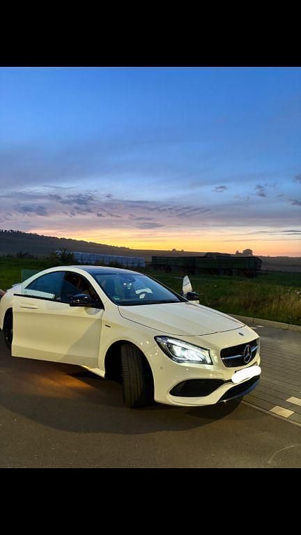 Schwarz Gebraucht 2018 Mercedes 200 Limousine | 22.999 € - Bild 1/4