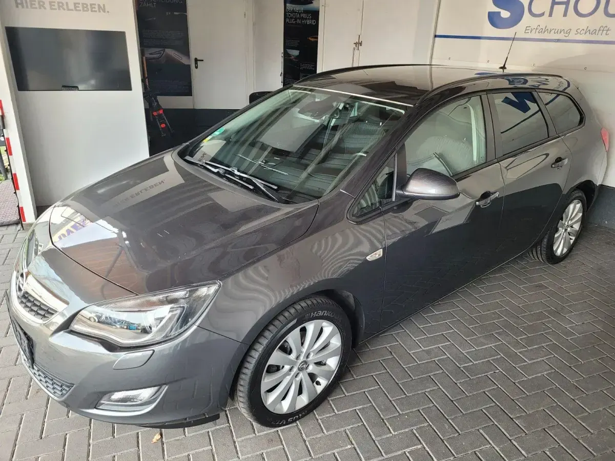 Gebraucht Opel Astra Design Edition 140 PS (102 kW) 2011 Grau Kombi