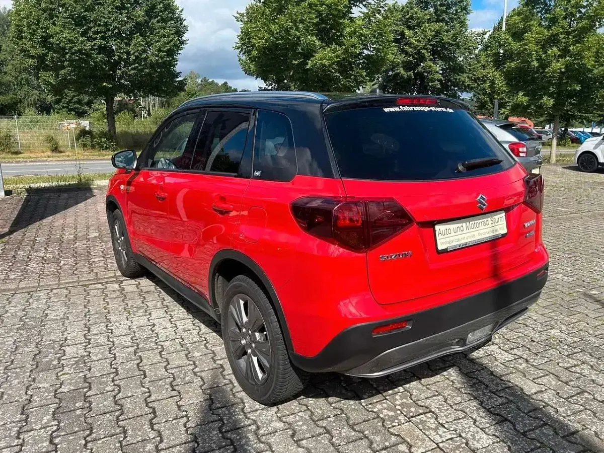Gebraucht Suzuki Vitara Comfort 129 PS (94 kW) 2023 Bright/cosmic black pearl met. SUV