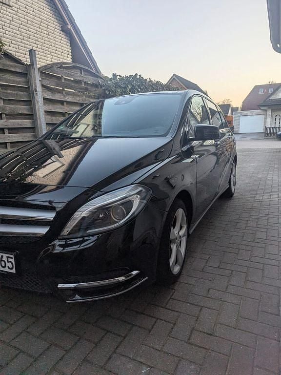 Second-hand Mercedes 200 156 CP (114 kW) 2013 Negru Monovolum