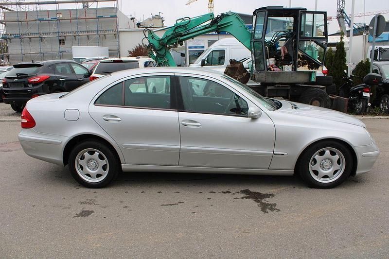 Gebraucht Mercedes E200 Classic 122 PS (89 kW) 2003 Silber Limousine