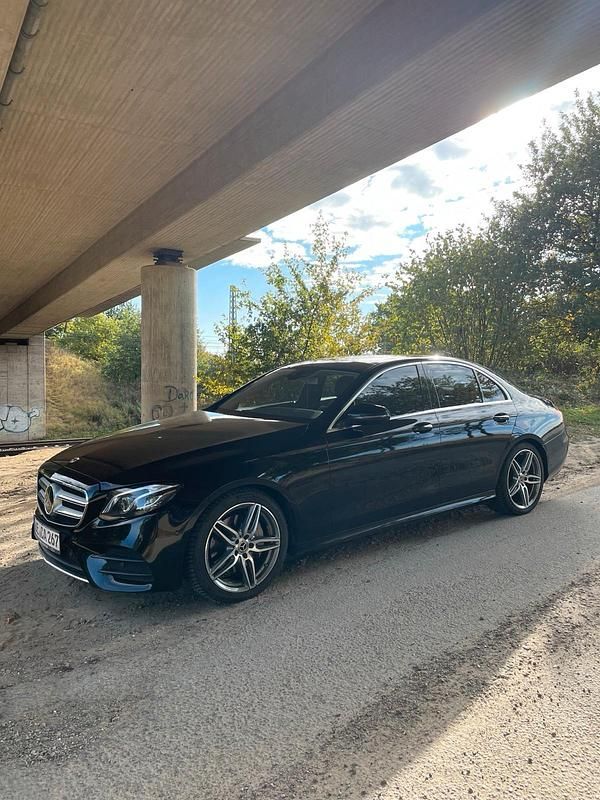 Schwarz Gebraucht 2018 Mercedes E250 AMG line Limousine | 31.499 € - Bild 1/4