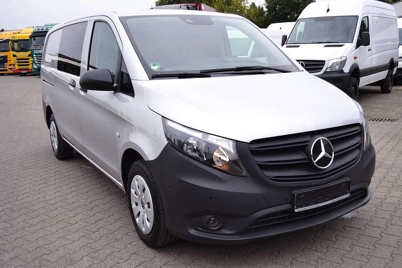 Silber Gebraucht 2022 Mercedes Vito Van / Kleinbus | 21.991 € (Superpreis) - Bild 1/4