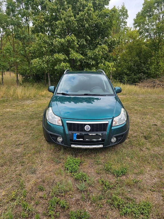 Grün Gebraucht 2006 Fiat Sedici Dynamic SUV | 1.390 € - Bild 1/4