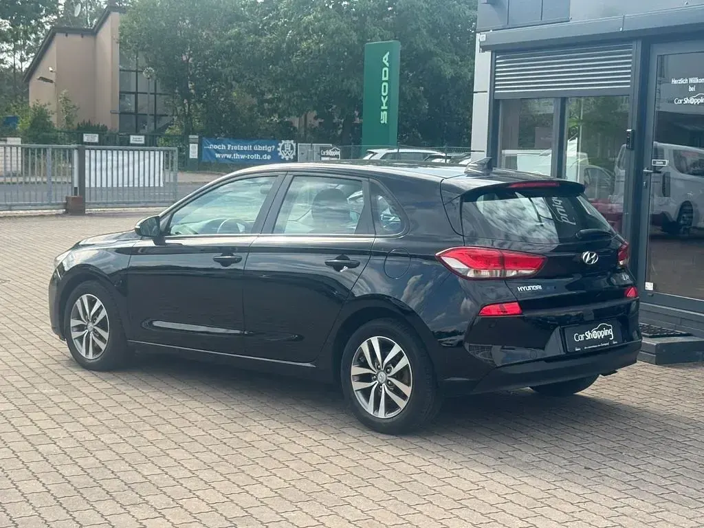 Gebraucht Hyundai i30 Trend 140 PS (102 kW) 2017 Schwarz Limousine