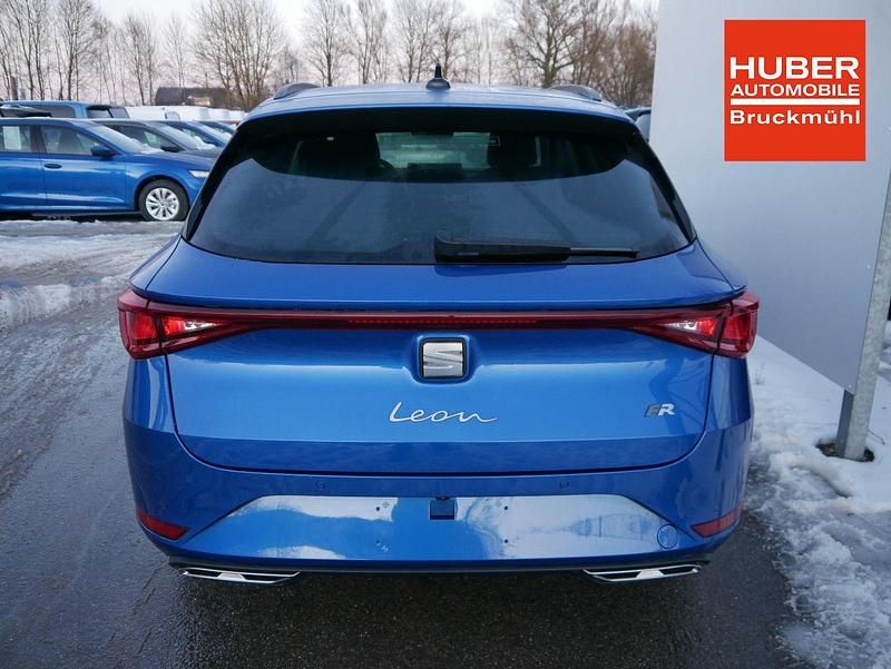 Neu Seat Leon FR 150 PS (110 kW) 2025 Saphir blau metallic Kombi