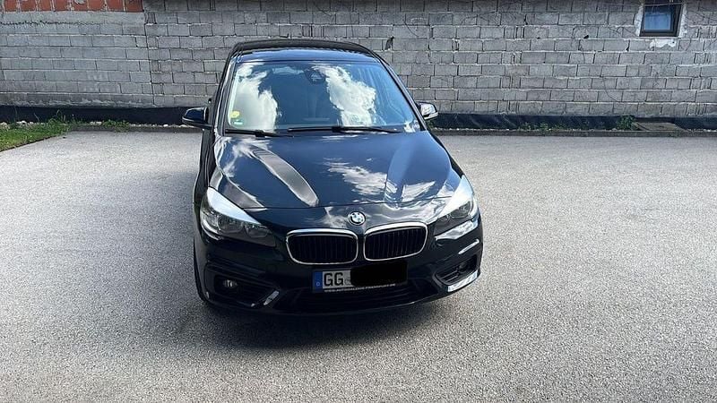 Schwarz Gebraucht 2016 BMW 216 Gran Tourer Van / Kleinbus | 6.499 € (Guter Preis) - Bild 1/4
