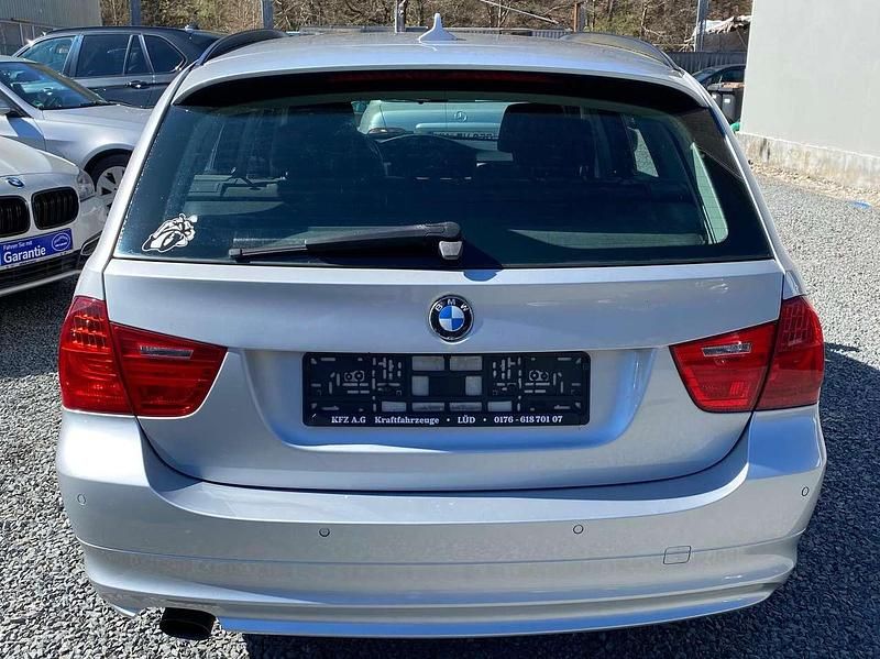 Gebraucht BMW 318 143 PS (105 kW) 2011 Titansilber metallic Kombi