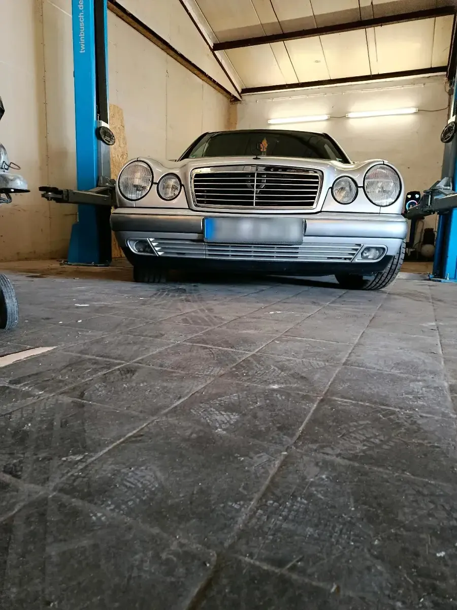 Gebraucht Mercedes E200 136 PS (100 kW) 1996 Silber Limousine