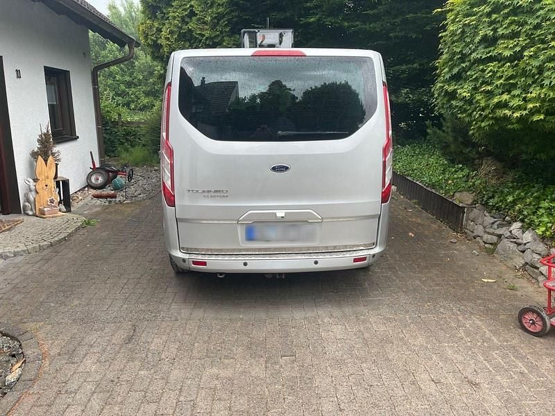 Gebraucht Ford Tourneo Titanium 155 PS (114 kW) 2013 Silber Van / Kleinbus
