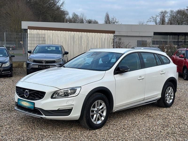 Weiß Gebraucht 2017 Volvo V60 CC Basis Kombi | 10.400 € - Bild 1/4