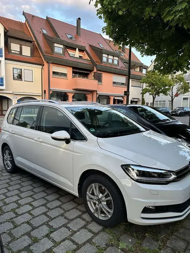 Gebraucht VW Touran Highline 150 PS (110 kW) 2020 Weiß Van / Kleinbus