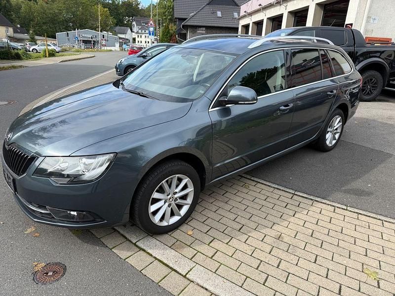 Grau Gebraucht 2015 Skoda Superb Ambition Kombi | 5.899 € (Guter Preis) - Bild 1/4