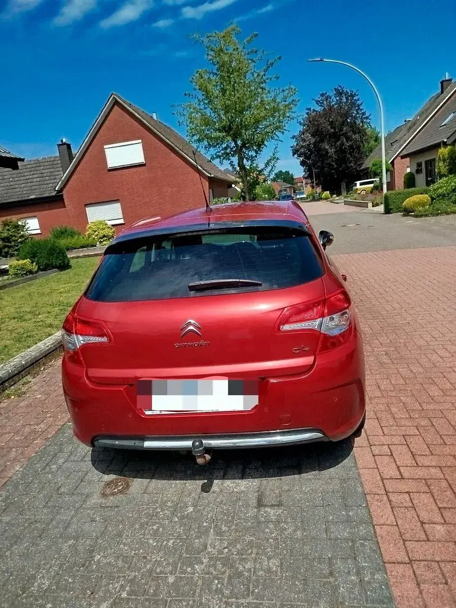 Gebraucht Citroën C4 Tendance 114 PS (83 kW) 2013 Rot Limousine