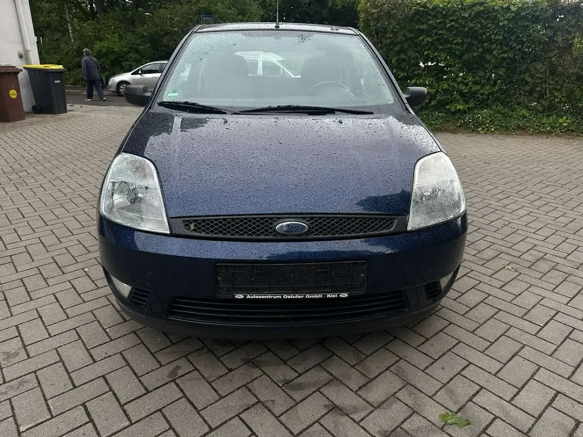 Gebraucht Ford Fiesta Ambiente 80 PS (58 kW) 2005 Dunkelblau Kleinwagen