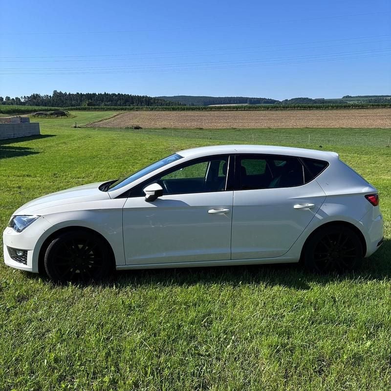 Weiß Gebraucht 2015 Seat Leon FR Limousine | 8.990 € (Guter Preis) - Bild 1/4