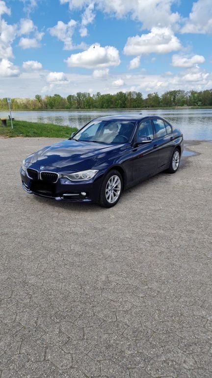 Blau Gebraucht 2013 BMW 330 Limousine | 8.399 € (Fairer Preis) - Bild 1/4