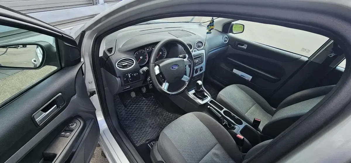 Second-hand Ford Focus 100 CP (73 kW) 2007 Argintiu Hatchback