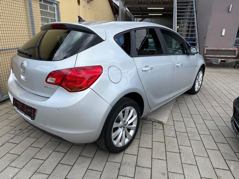 Gebraucht Opel Astra 140 PS (102 kW) 2012 Silber Limousine