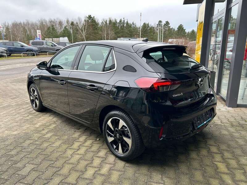 Gebraucht Opel Corsa-e Elegance 100 kW (136 PS) 2024 Lackierung schwarz perla nera/typ aussenverkleidung metalliclackierung Kleinwagen