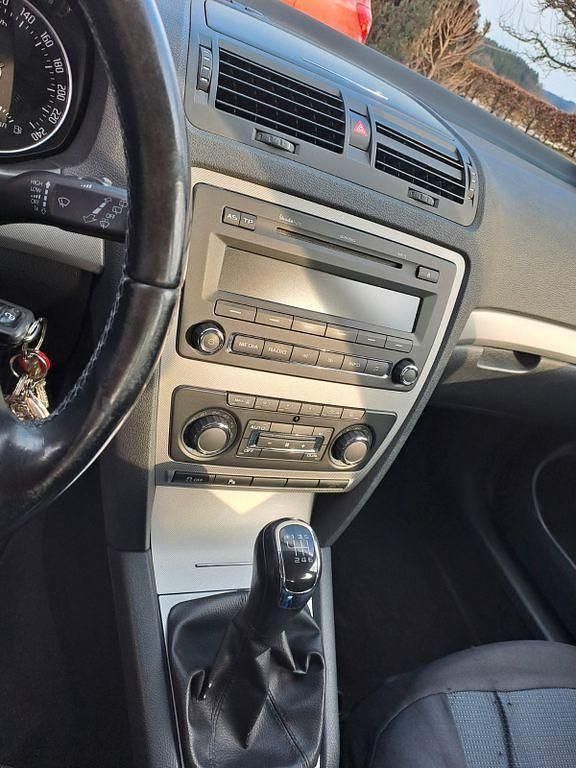 Gebraucht Skoda Octavia Ambiente 122 PS (89 kW) 2011 Grau Kombi