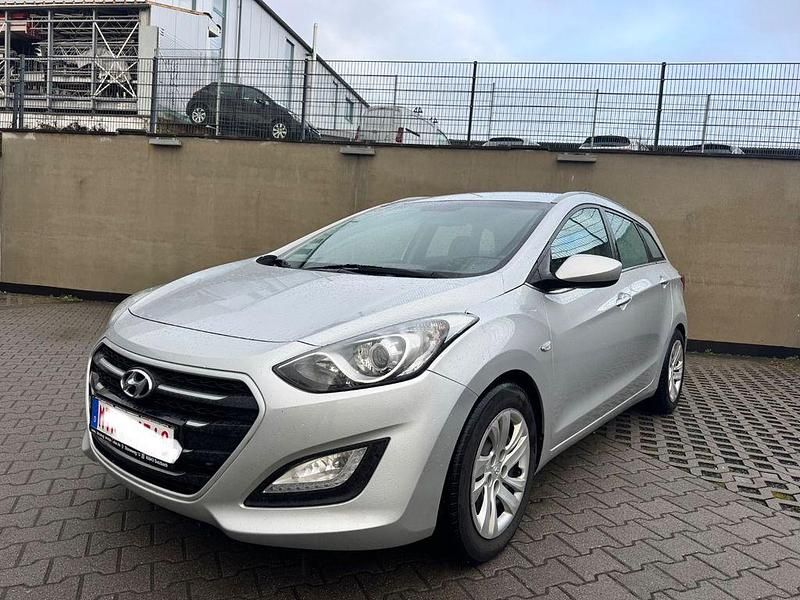 Gebraucht Hyundai i30 Trend 110 PS (80 kW) 2015 Silber Kombi