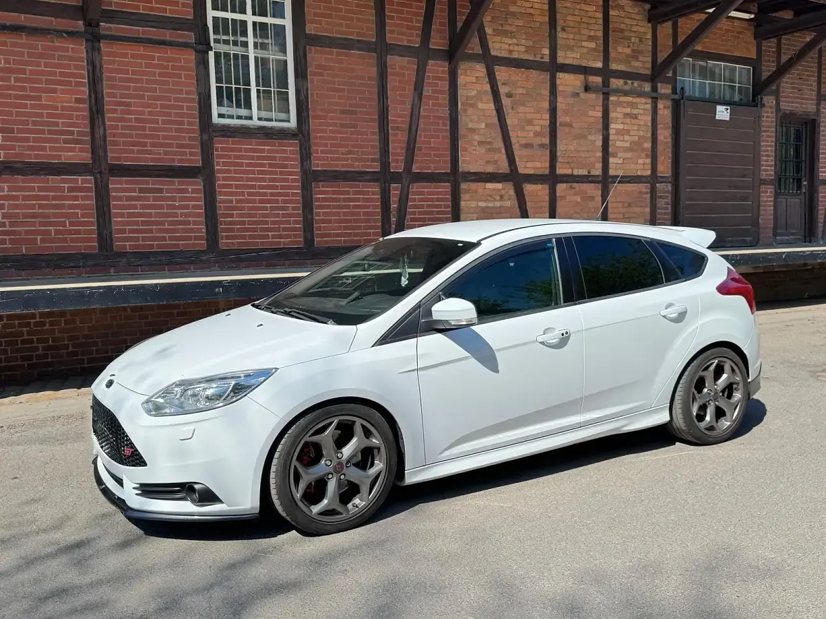 Brugt Ford Focus ST 250 HK (183 kW) 2012 Hvid Sedan