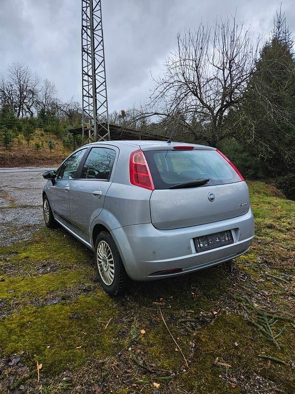 Gebraucht Fiat Grande Punto 90 PS (66 kW) 2007 Silber Kleinwagen