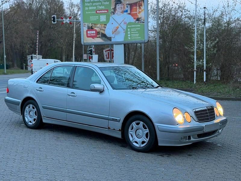 Gebraucht Mercedes E220 143 PS (105 kW) 2001 Silber Limousine