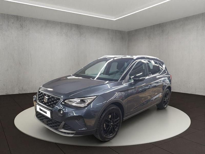 Magnetic grau metallic/midnight schwarz metallic Gebraucht 2024 Seat Arona FR SUV | 20.950 € (Etwas zu teuer) - Bild 1/4