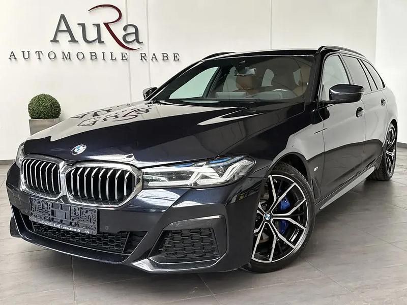 Carbonschwarz Gebraucht 2022 BMW 520 M Sport Kombi | 35.749 € (Teuer) - Bild 1/4