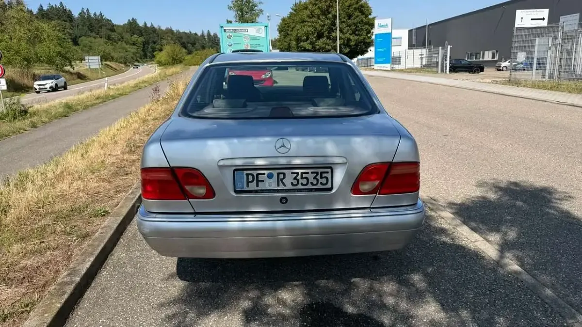 Gebraucht Mercedes E200 Classic 136 PS (100 kW) 1997 Silber Limousine