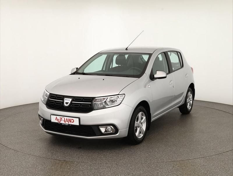 Silber Gebraucht 2017 Dacia Sandero Lauréate Kleinwagen | 11.990 € (Teuer) - Bild 1/4